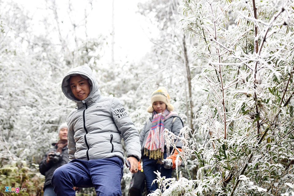 Du khách băng rừng săn tuyết Sa Pa